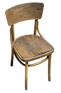 Photographie d'une vieille chaise en bois cintré à l'assise abîmée