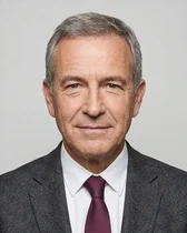 Portrait fictif (image générée par IA) du coach en noms concrets : un homme aux cheveux gris, en veste sombre et cravate bordeaux