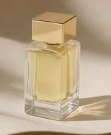 Photographie d'un flacon de parfum rectangulaire à bouchon doré